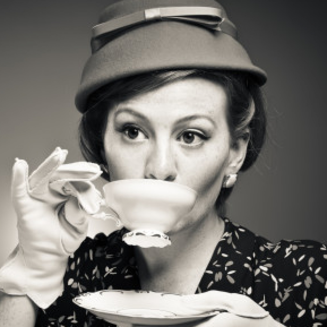 Тетка зашла. Манерная женщина. Интеллигентная женщина. Оттопыренный мизинчик. Женщина пьет чай.